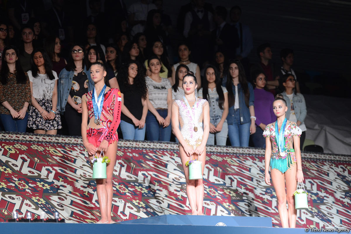 В Баку прошла церемония награждения победителей финалов Кубка мира по художественной гимнастике в индивидуальных и групповых упражнениях
