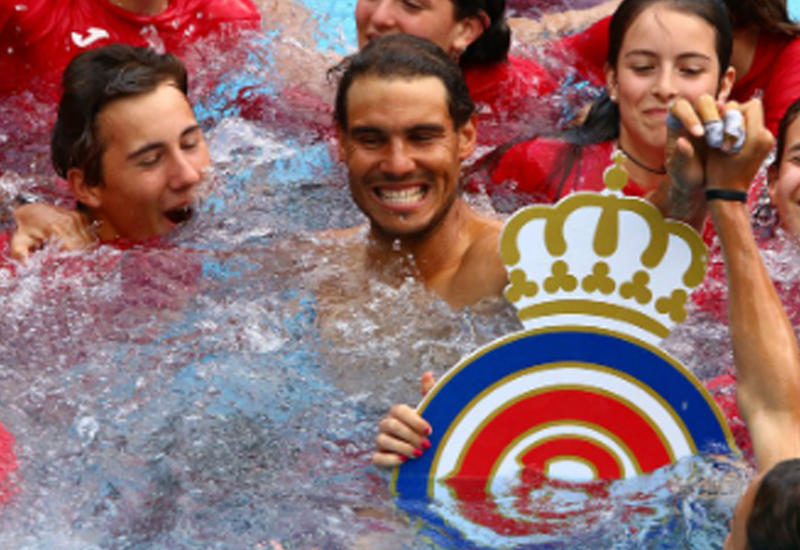 Надаль отметил победу на турнире в Барселоне прыжком в бассейн