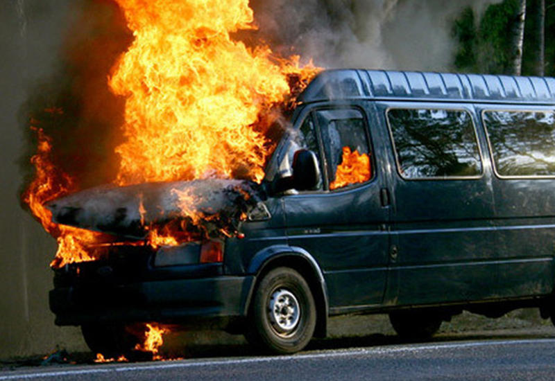 В Джалилабаде сгорел микроавтобус, есть раненые