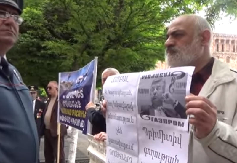 Акция в Ереване: "Саргсяна топчут, а Карен - амбал"