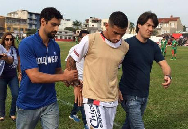 Бразильская полиция арестовала футболиста прямо во время матча