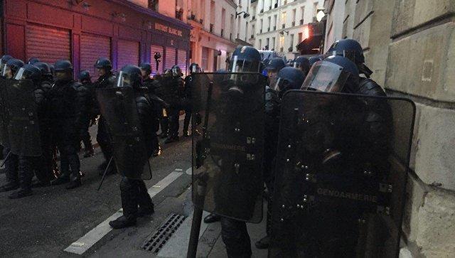 В Париже полицейские применили слезоточивый газ против толпы демонстрантов