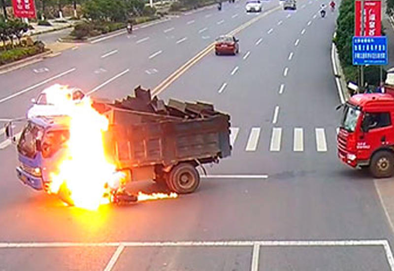 В Китае мотоциклист врезался в грузовик и загорелся
