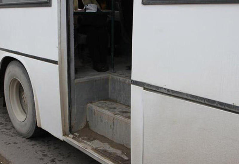 В Баку женщина выпала из автобуса