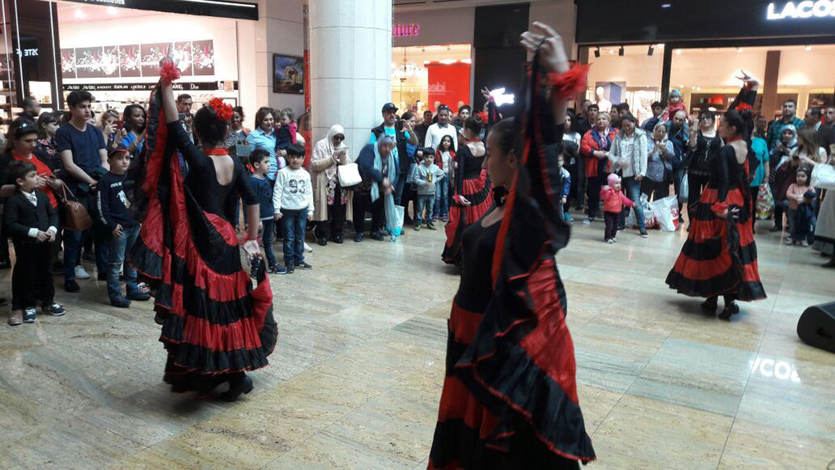 Азербайджанские артисты порадовали гостей Бакинского шопинг-фестиваля