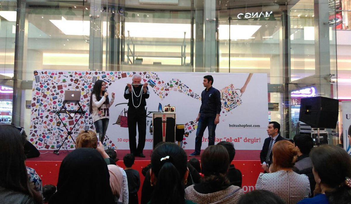 Азербайджанские артисты порадовали гостей Бакинского шопинг-фестиваля