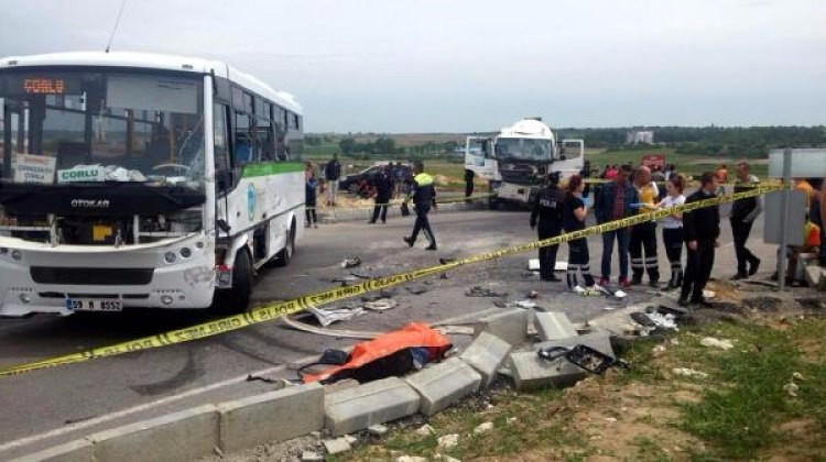 Türkiyədə betonqarışdıranla mikroavtobus toqquşdu: 2 ölü, 17 yaralı