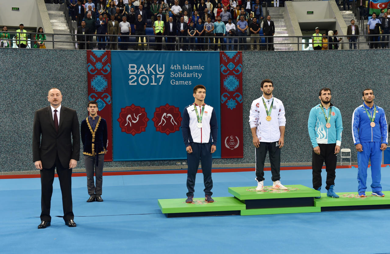 Президент Азербайджана Ильхам Алиев наградил победителей соревнований по греко-римской борьбе Исламиады в Баку