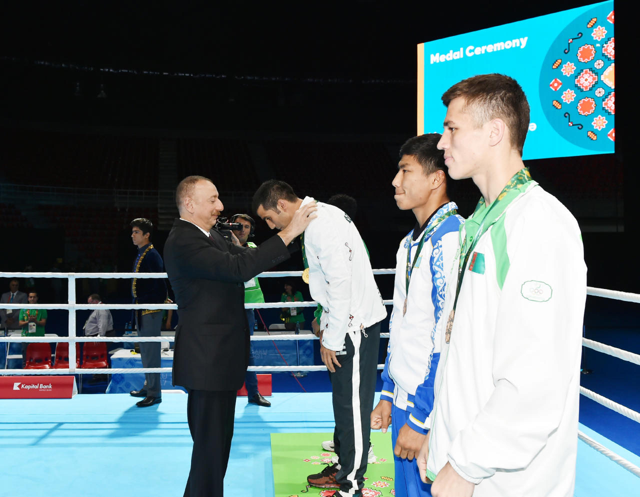 Президент Ильхам Алиев наградил победителей соревнований по боксу Исламиады в Баку