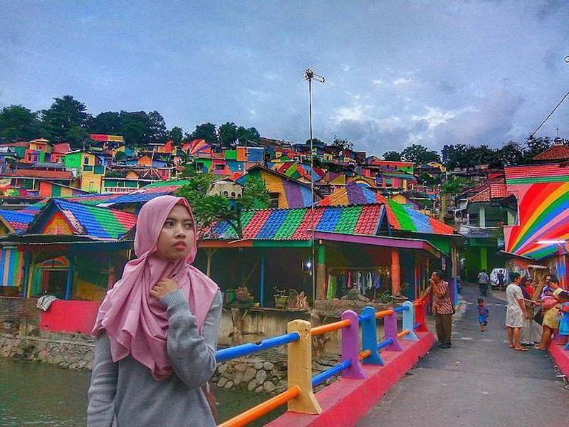 В Индонезии превратили унылый городок в восхитительную Радужную деревню для туристов