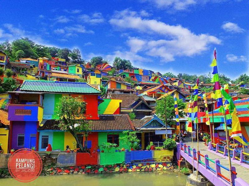 Как власти Индонезии превратили унылый городок в восхитительную Радужную деревню