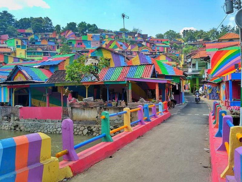 В Индонезии превратили унылый городок в восхитительную Радужную деревню для туристов
