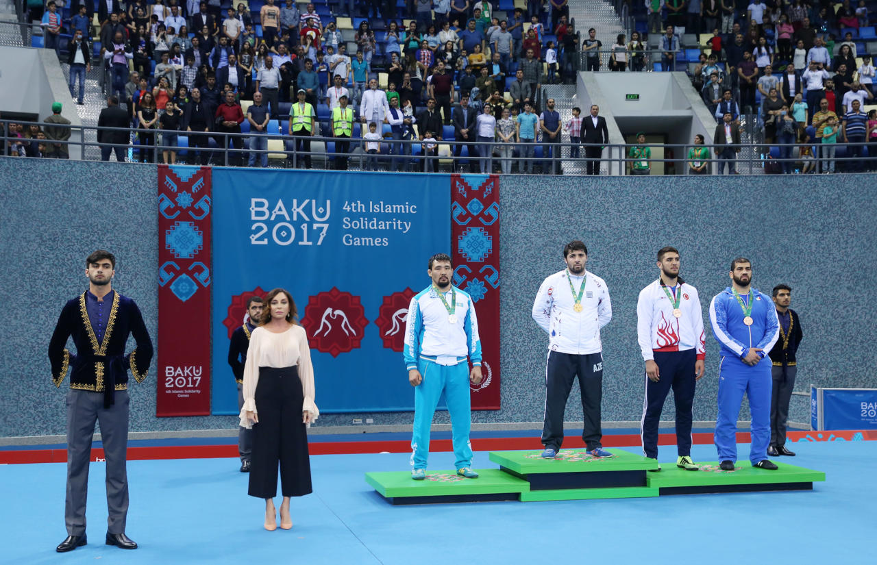 Первый вице-президент Мехрибан Алиева наградила победителей соревнований по вольной борьбе Исламиады