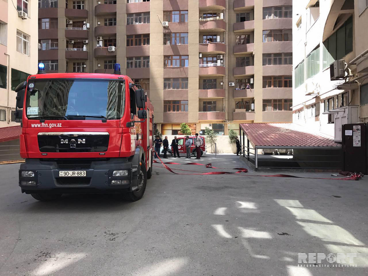 В многоэтажке в Баку вспыхнул пожар