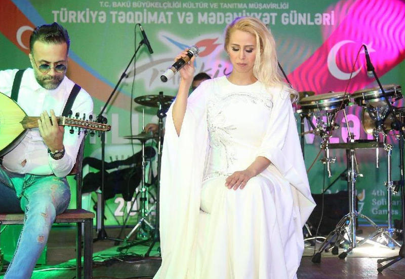 Məşhur türkiyəli müğənni Bakıda konsert verdi