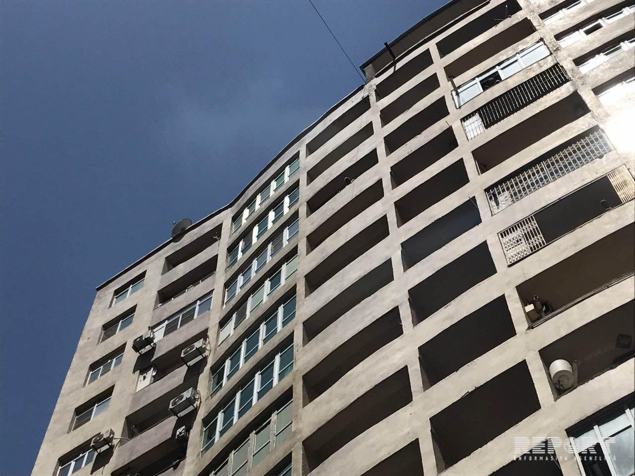 В многоэтажке в Баку вспыхнул пожар