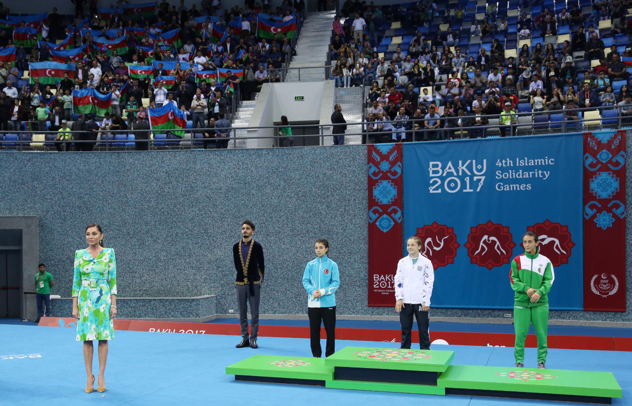 Первый вице-президент Мехрибан Алиева наградила победителей соревнований по борьбе Исламиады