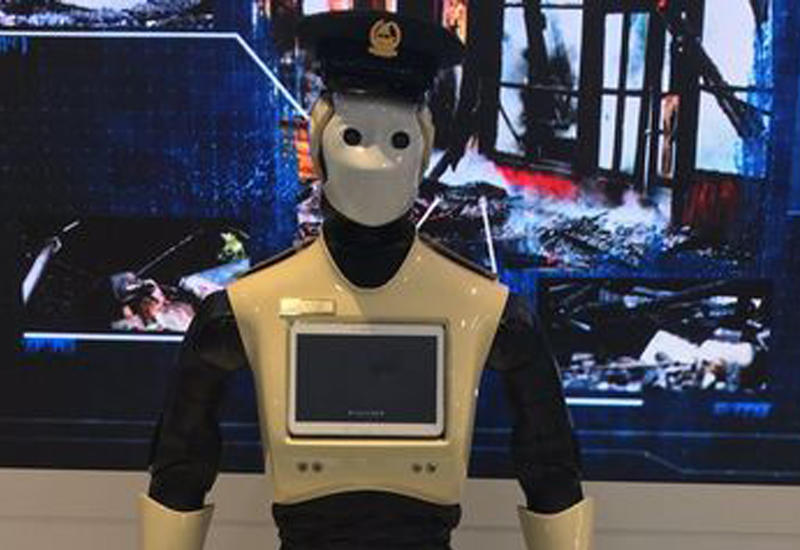 Первый полицейский робот вышел на службу в ОАЭ