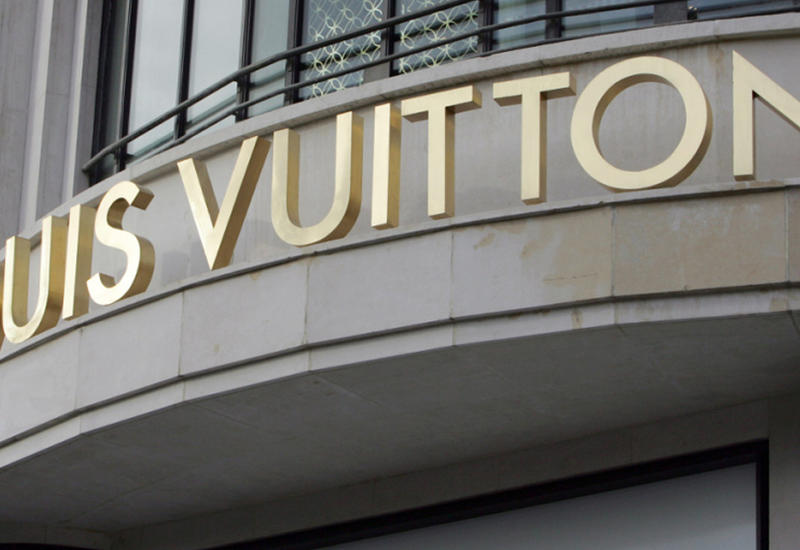 Вооруженный мужчина украл сумку из бутика Louis Vuitton в Париже