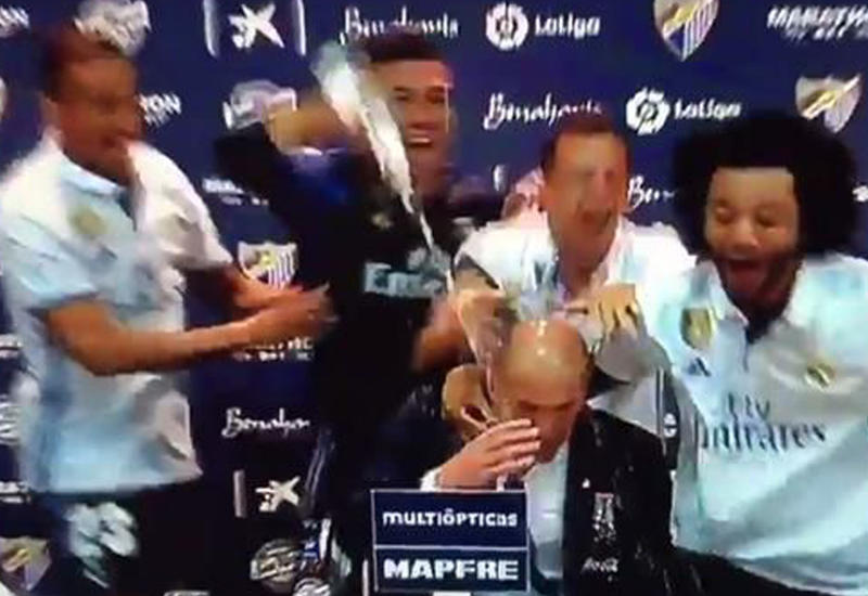 Игроки «Реала» сорвали пресс-конференцию Зидана, плеснув ему в лицо шампанским