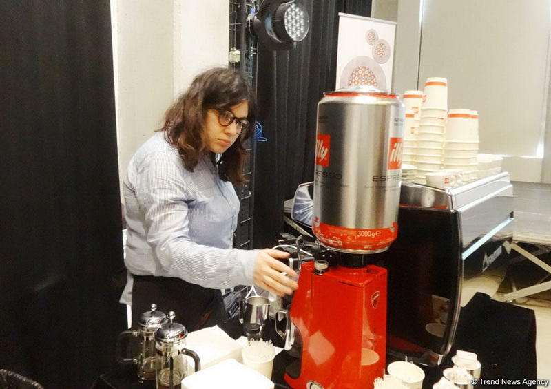YARAT объединил художников и любителей искусства за чашкой кофе