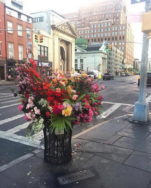 Флорист из Нью-Йорка превращает урны для мусора в роскошные вазоны для цветов