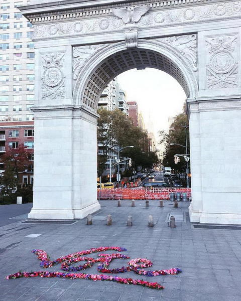 Флорист из Нью-Йорка превращает урны для мусора в роскошные вазоны для цветов
