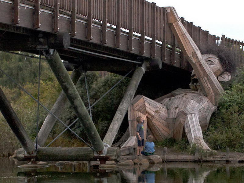 В парках Копенгагена поселились удивительные деревянные великаны