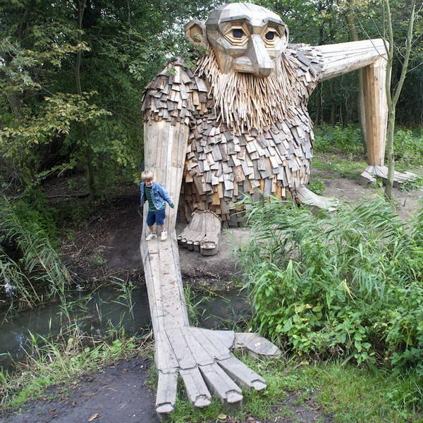 В парках Копенгагена поселились удивительные деревянные великаны