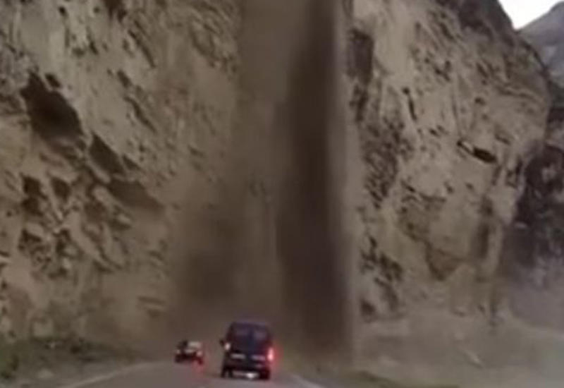 Сход грязевого потока чуть не снес автомобили в горах Дагестана