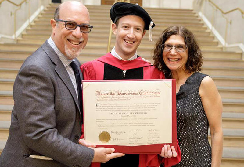 Цукерберг получил ученую степень спустя 12 лет после ухода из Гарварда