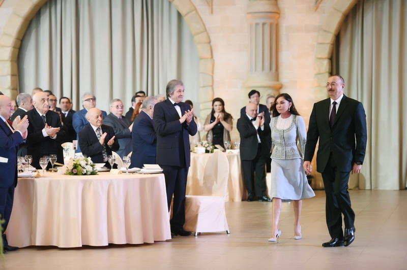 Президент Ильхам Алиев и Первая леди Мехрибан Алиева приняли участие в официальном приеме по случаю Дня Республики