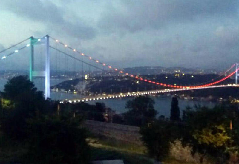 Bayrağımızın rəngləri İstanbul boğazından bərq vurur