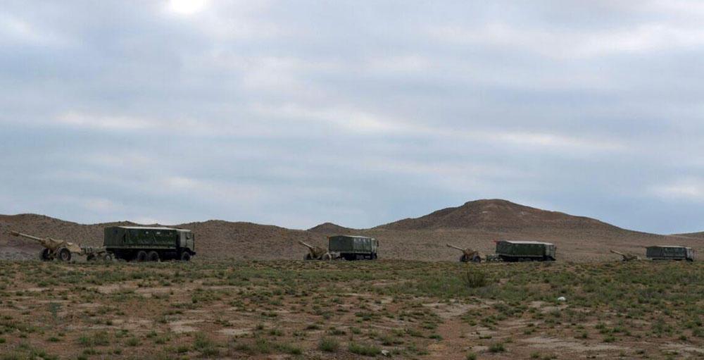 Ракетные и артиллерийские соединения ВС Азербайджана проводят учения