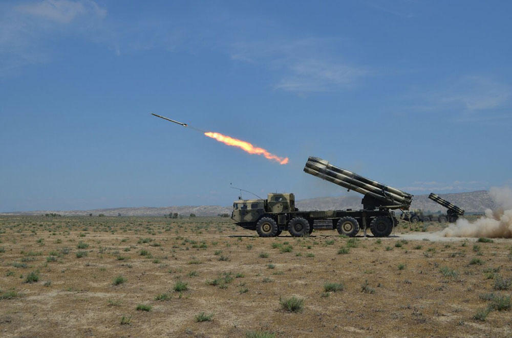 Ракетные и артиллерийские соединения ВС Азербайджана проводят учения