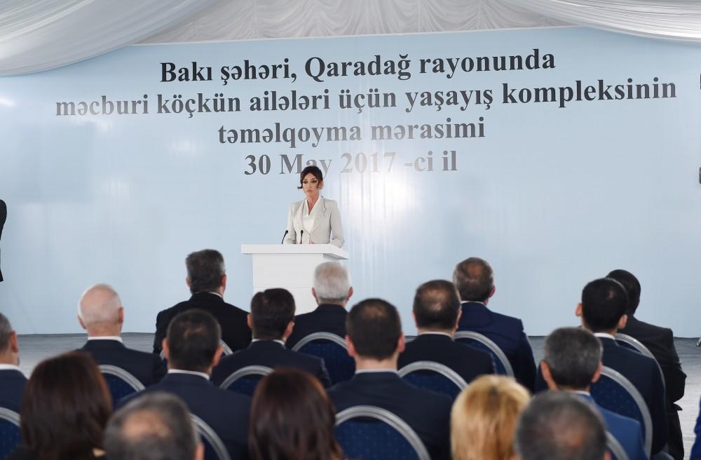 Первый вице-президент Азербайджана Мехрибан Алиева приняла участие в церемонии закладки в Баку фундамента жилого комплекса для семей вынужденных переселенцев