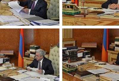 У администрации президента Армении не хватило денег даже на книжный шкаф