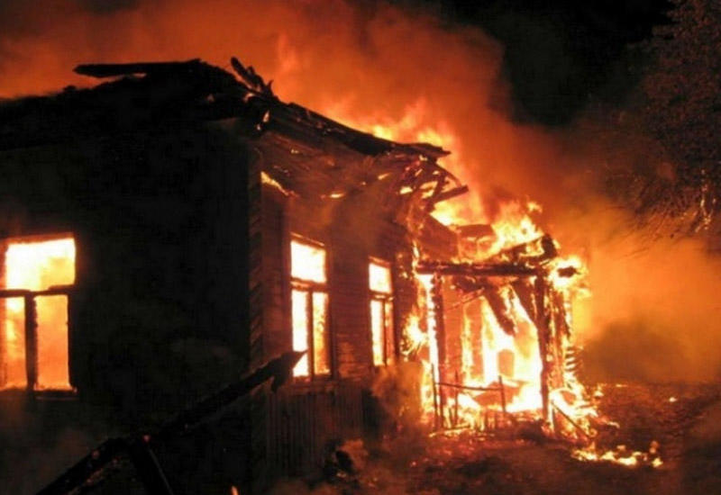 В страшном пожаре в Билясуваре погиб ребенок, мать в больнице