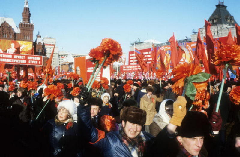 Советский союз 7 ноября. Парад Октябрьской революции СССР. Демонстрация 7 ноября. Советская демонстрация 7 ноября. Ноябрьская демонстрация в СССР.