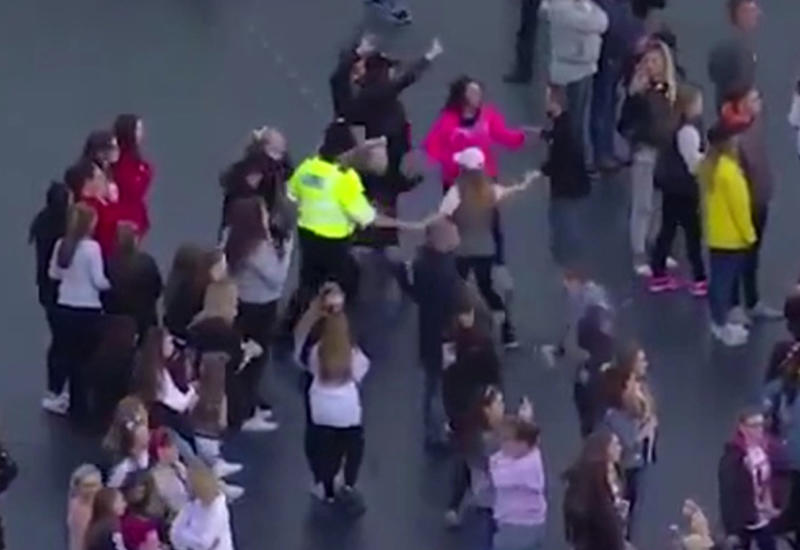 Полицейский, танцующий с детьми на концерте Арианы Гранде, покорил соцсети