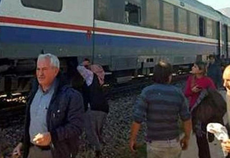 В Грузии поезд столкнулся с грузовиком и сошел с рельсов, есть раненые