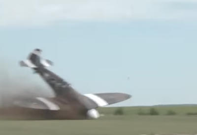 Самолет разбился при взлете на авиашоу во Франции <span class="color_red">- ВИДЕО</span>