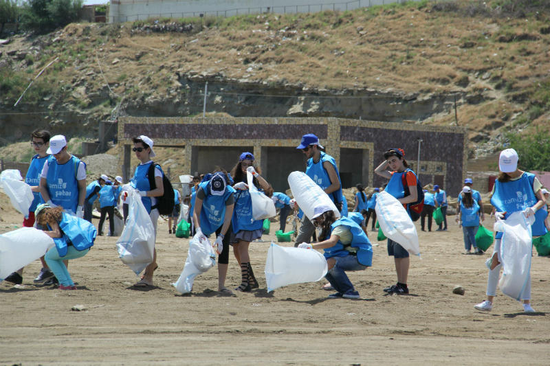 IDEA и "Təmiz şəhər" провели акцию по очистке бакинского пляжа