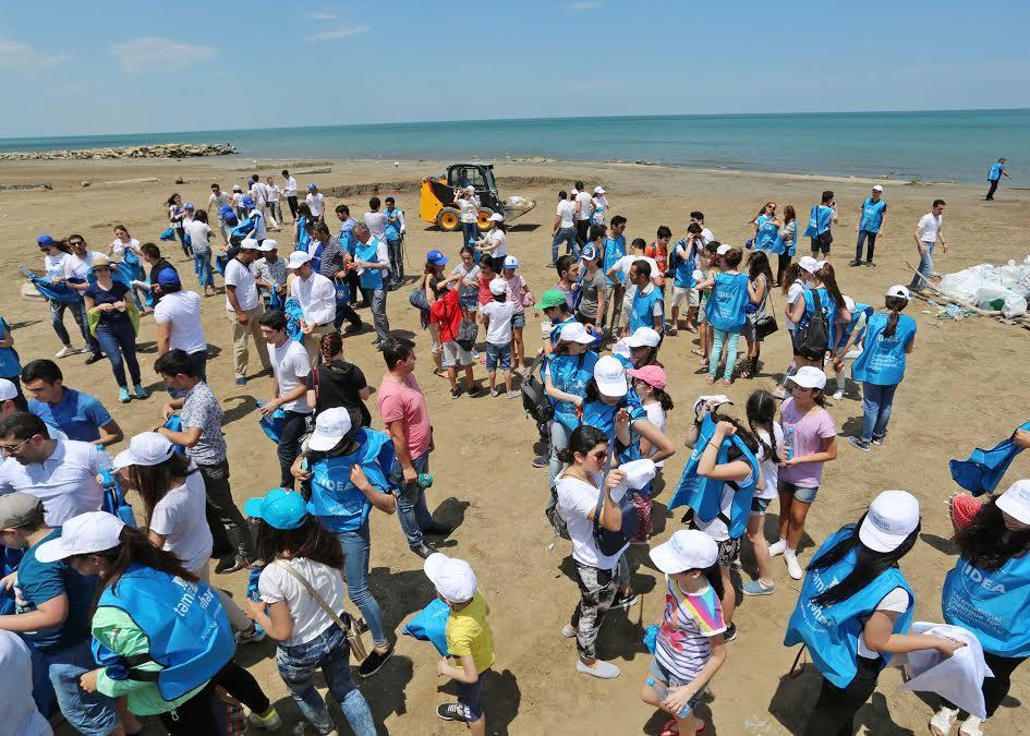 IDEA и "Təmiz şəhər" провели акцию по очистке бакинского пляжа