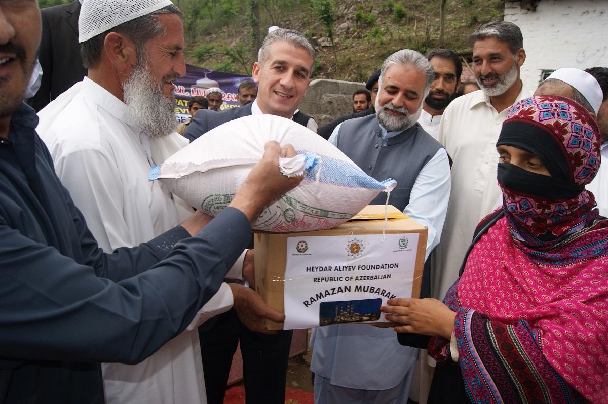 Фонд Гейдара Алиева передал в ряде сел Пакистана подарки в связи с месяцем Рамазан