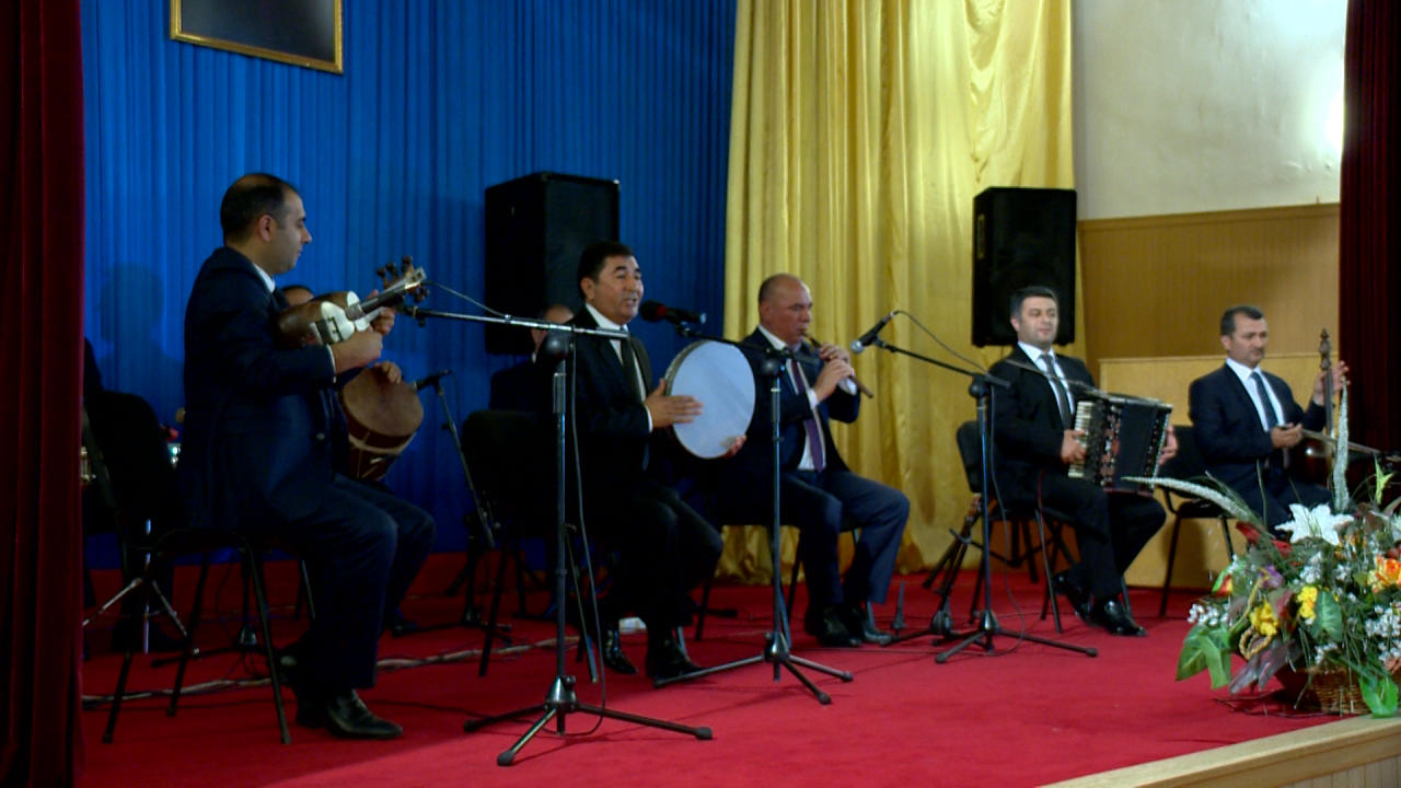 Международный центр мугама представил прекрасный концерт в Агсуинском районе, посвященный Дню национального спасения