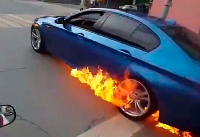 Автомобиль BMW загорелся на полном ходу