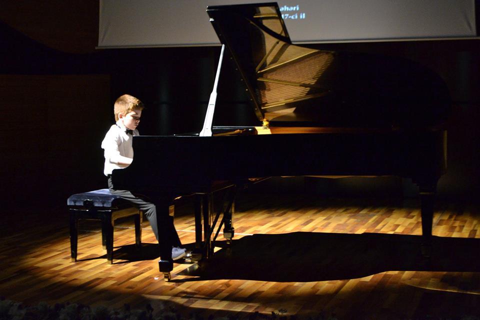 В Центре мугама наградили талантливых пианистов