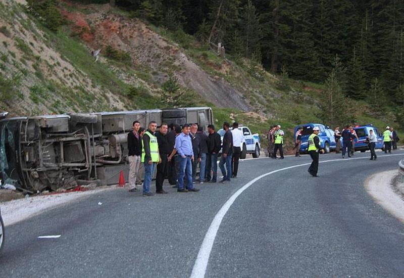 В Турции автобус упал в ущелье: около 50 раненых