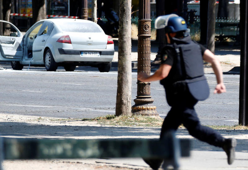 Напавший на правоохранителей в центре Парижа скончался